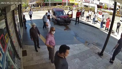 Elektrik direğine çarpan sürücünün soğukkanlılığı pes dedirtti