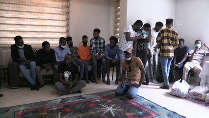 IĞDIR - Kovid-19 nedeniyle ülkelerine dönemeyen Afrikalı öğrencilere gıda yardımı yapıldı