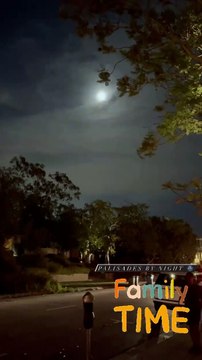 Laeticia Hallyday, Jade, son petit-ami Michael Sean et Joy profitent d'une balade nocturne dans le quartier de Pacific Palisades à Los Angeles, le 25 mai 2021.