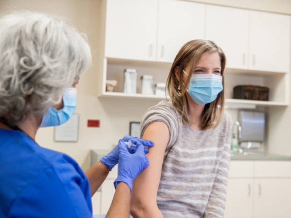 Urlaub & Co: Wann Sie die Corona-Zweitimpfung verschieben dürfen