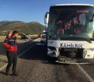 ISPARTA'DA YOLCU OTOBÜSÜ VE HAFİF TİCARİ ARAÇ ÇARPIŞTI 4 YARALI