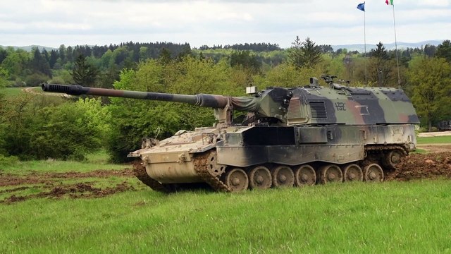 Italian Soldiers • Maneuver and Fire in a Howitzer PzH2000 • Grafenwoehr Training Area Germany