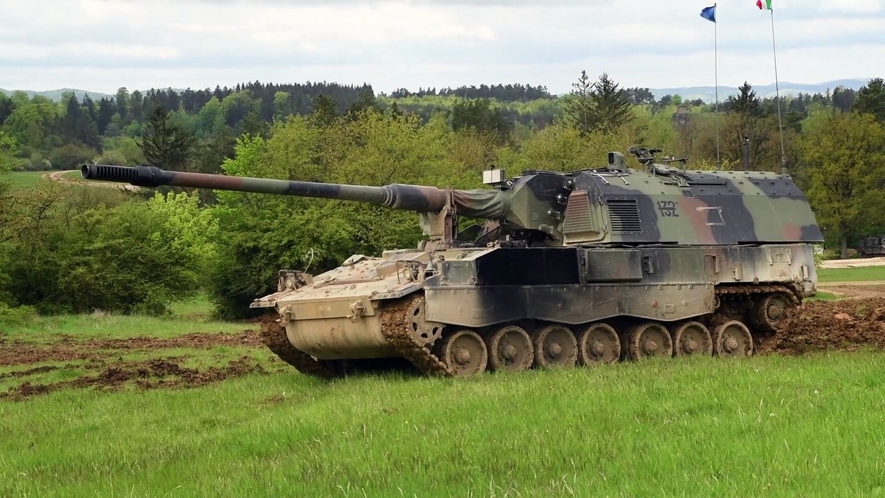Italian Soldiers • Maneuver and Fire in a Howitzer PzH2000 • Grafenwoehr Training Area Germany