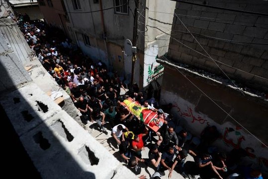 İsrail güçlerinin işgal altındaki Batı Şeria'da vurarak öldürdüğü Filistinli genç defnedildi