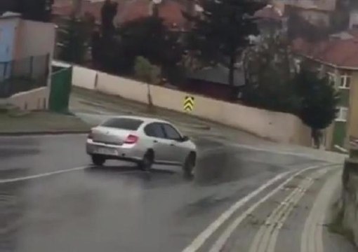 ÜSKÜDAR'DA OTOMOBİLİYLE DRİFT ATAN EHLİYETSİZ SÜRÜCÜ YAKALADI