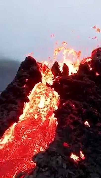 Drone capta imagens incríveis de vulcão em erup...