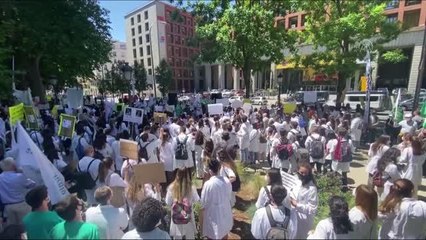 İspanya'da doktorlar, uzmanlık sınav sistemindeki değişikliği protesto etti