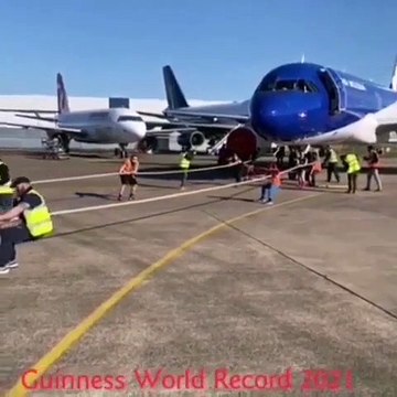 Duas escocesas puxam Airbus A320 e quebram recorde do Guinness