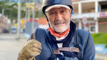 A sus 70 años se gana la vida recorriendo Bogotá en sus patines