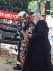 YANGINDA EVLERİNDE MAHSUR KALAN 2 KADINI İTFAİYE KURTARDI
