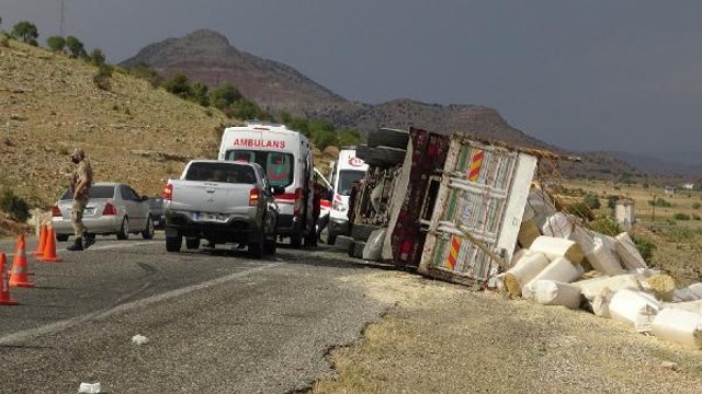 BATMAN'DA SAMAN YÜKLÜ KAMYON DEVRİLDİ: 3 YARALI