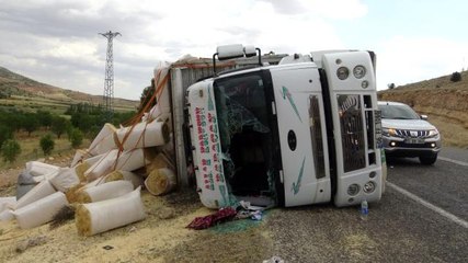 Gercüş'te saman yüklü kamyon devrildi: 3 yaralı