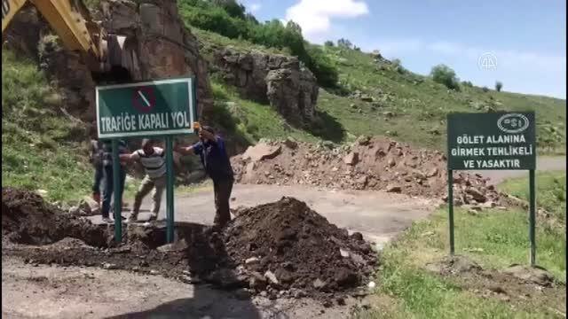 Kars Barajı suları altında kalan Kars-Boğazköy kara yoluna trafiğe kapalıdır levhaları konuldu