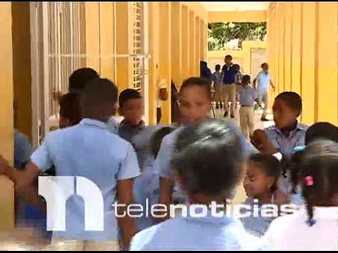 #Telenoticias / Educación y ADP con posiciones diferentes sobre regreso a las aulas / 25 de mayo2021
