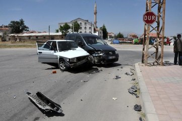 Karaman'da hafif ticari araç ile otomobil çarpıştı: 3 yaralı