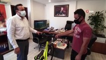 Başkan Günel'den bisikleti çalınan vatandaşa anlamlı hediye