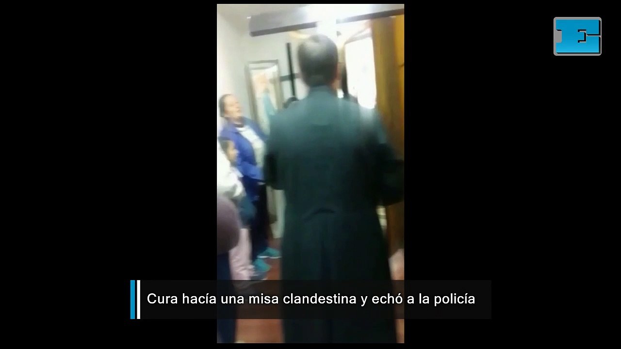 Con cruz en nano un cura echó a policías de una misa clandestina: "Fuera de la casa de Dios”