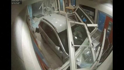Estrella su coche contra una comisaría en EEUU queriendo matar a un policía