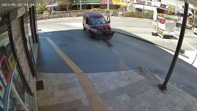 Elektrik direğine çarpan sürücünün soğukkanlılığı pes dedirtti