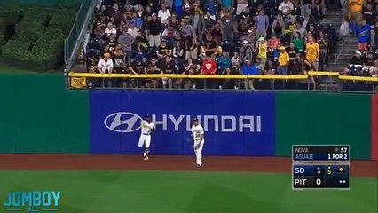 Un home-run refusé à cause de l'entrejambe de ce spectateur... le pauvre