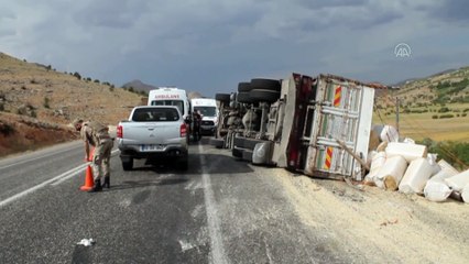 BATMAN - Saman yüklü kamyon devrildi: 3 yaralı