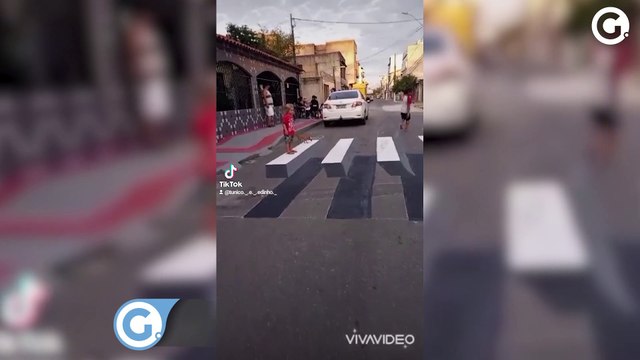 Crianças brincam em faixa de trânsito ultrarrealista em rua de Vila Velha