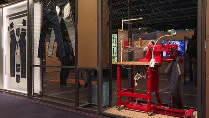 Vêtement culte, vêtement polluant: l'expo qui retourne le jean