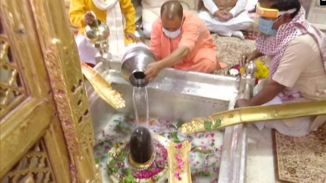 CM Yogi offers prayers at Vishwanath temple in Varanasi