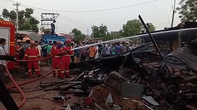 शॉर्ट सर्किट से आग, दो दुकानें जलकर राख