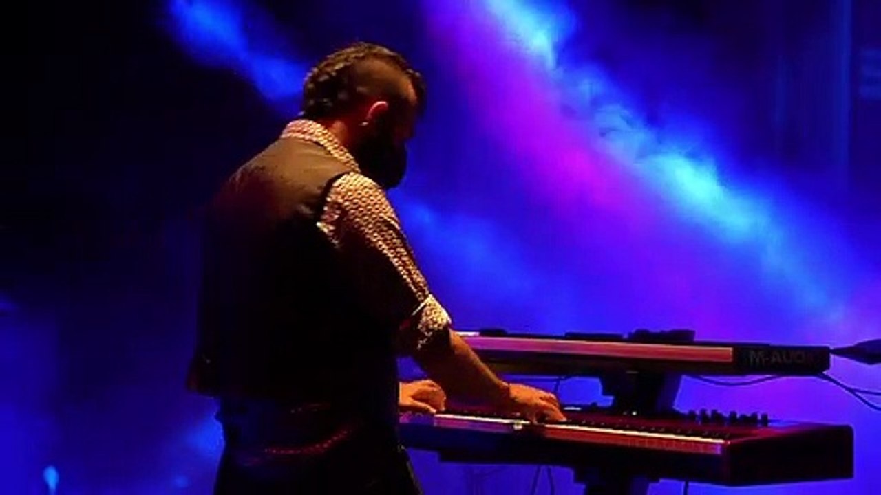 'Mundos Opuestos' de STRAD.