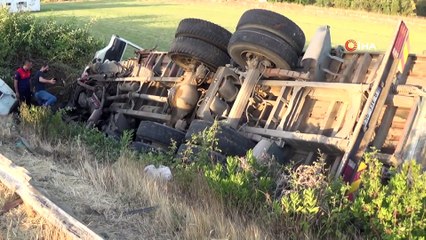 - Şarampole devrilen kamyon sürücüsü kayıplara karıştı