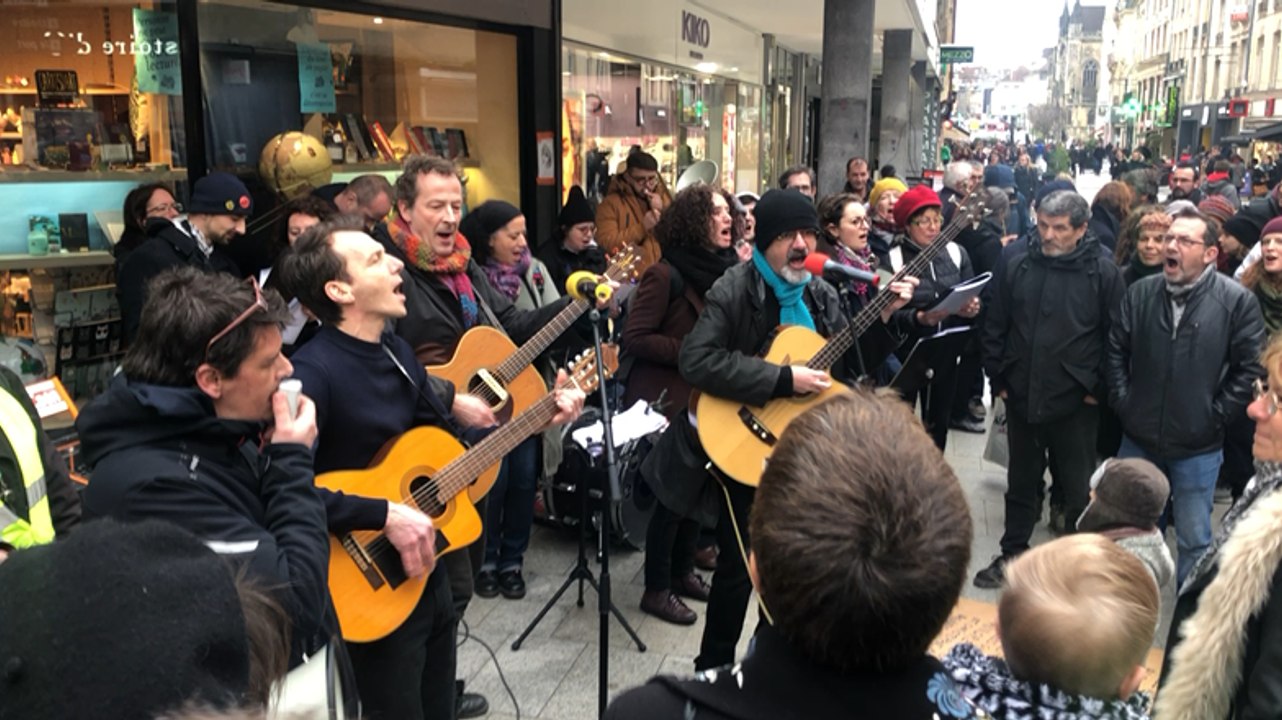 Les musiciens Gilets jaunes de la KIC font la manche en ville
