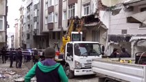 Bahçelievler'de çöken binanın çevresindeki tahliye edilen apartmanlar incelendi - İSTANBUL