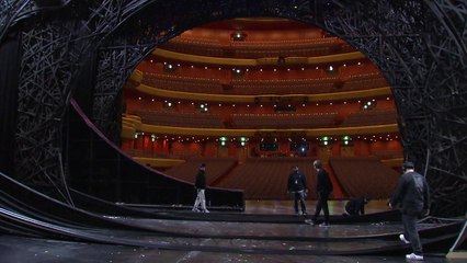 무대를 움직이는 보이지 않는 손...'커튼 뒤 사람들' / YTN