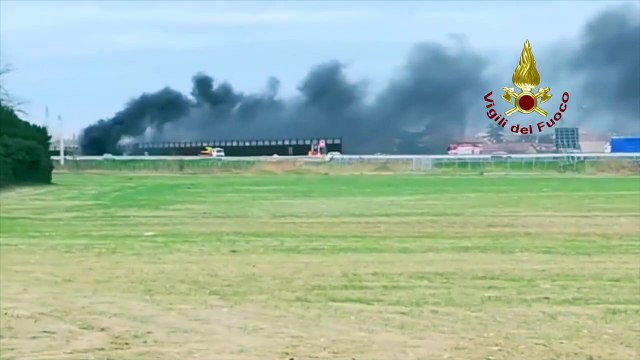 Rimini - Brucia camion con materiale plastico su A14 (10.02.20)