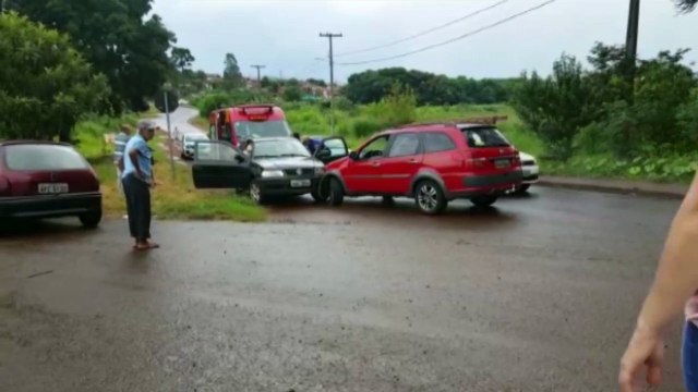 Carros batem no Interlagos e mulher fica ferida