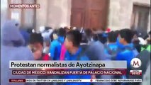 Normalistas vandalizan puerta de Palacio Nacional