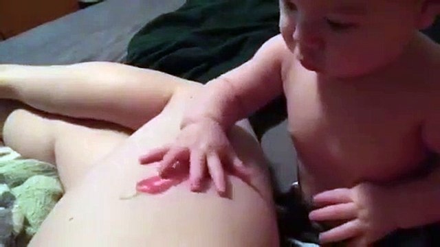 Ce bébé a tellement faim qu'il veut manger le tatouage de piment de sa maman