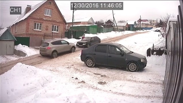 Tous les hivers, cette route se transforme en cauchemar verglacé pour les voitures