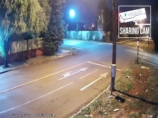 Câmera mostra colisão entre carro e moto no Maria Luiza