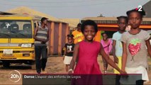 Au Nigeria, une jeune femme fait danser et chanter des enfants des rues et les rend célèbres dans le monde entier