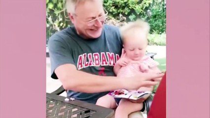 A los bebés y a los niños les encanta jugar con animales