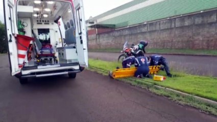 Download Video: Ciclista fica ferido ao ser atingido por carro na marginal da BR-277, no Turisparque