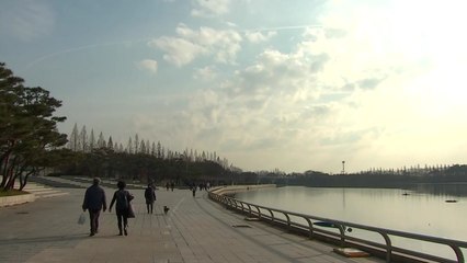 [날씨] 봄 같은 겨울, 서울 올 최고 13℃...초미세먼지 기승 / YTN