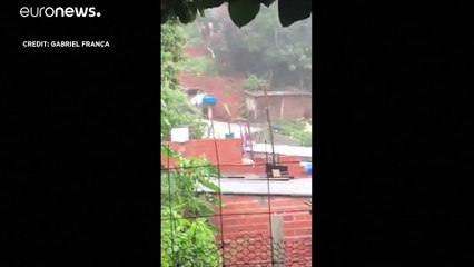 شاهد: انهيار طيني يطمر منزليْن في البرازيل