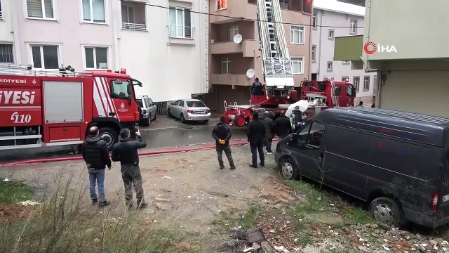 Sancaktepe'de korkutan yangın...Çatı katı alev alev yandı