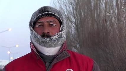 Kaşı, kirpikleri, bıyığı buz tutan vatandaş soğuk hava çilesine mani koştu