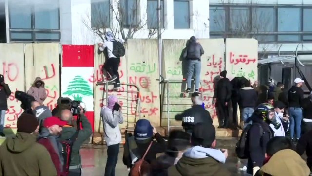 مواجهات بين قوى أمنية ومتظاهرين قرب البرلمان في بيروت