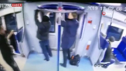 Yanlış metroya bindiğini fark edince dışarı atladı