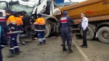 Şile yolu'nda 2 hafriyat kamyonu kafa kafaya çarpıştı